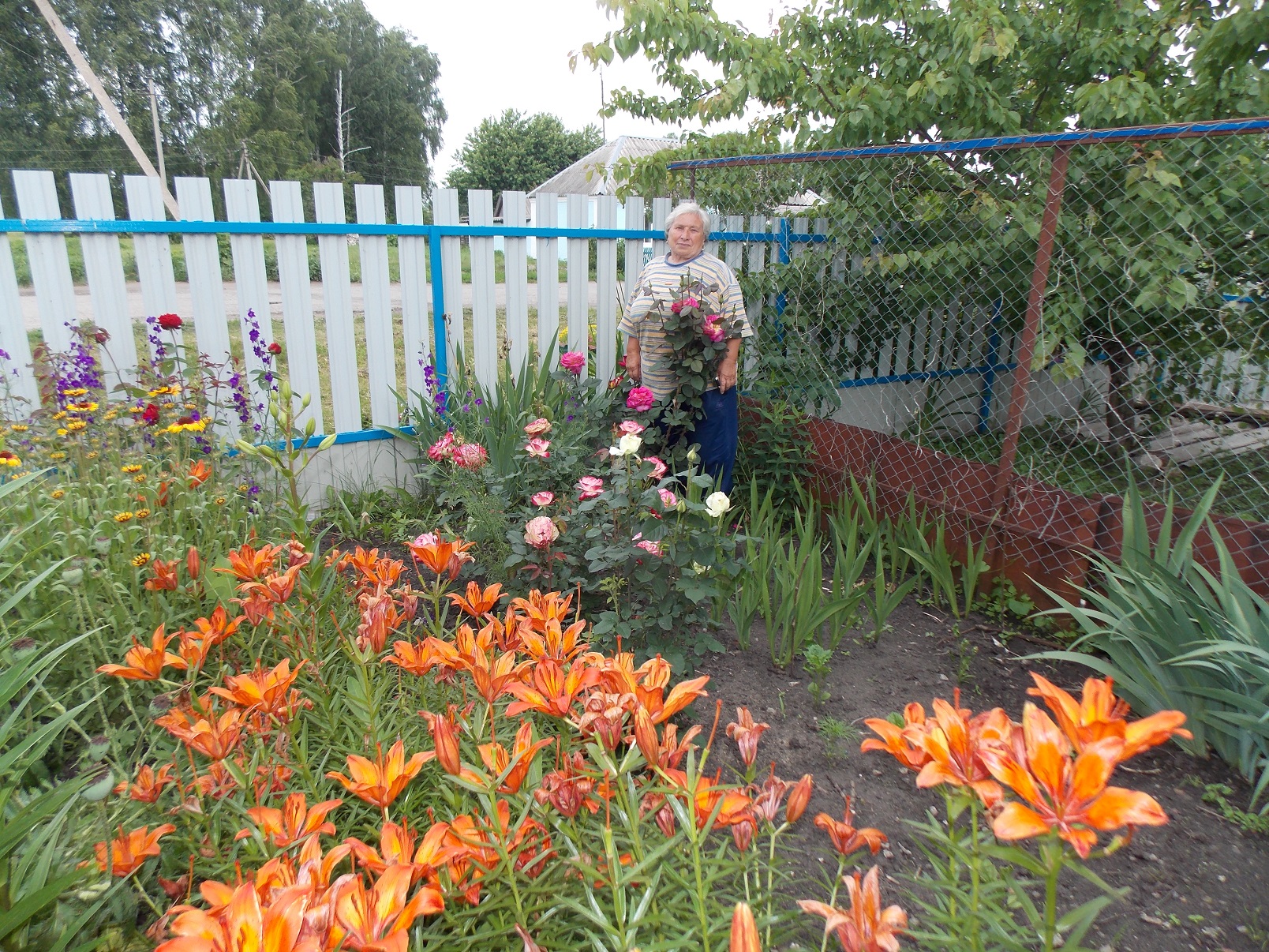 Кто любит цветы, тот приносит радость себе и людям.